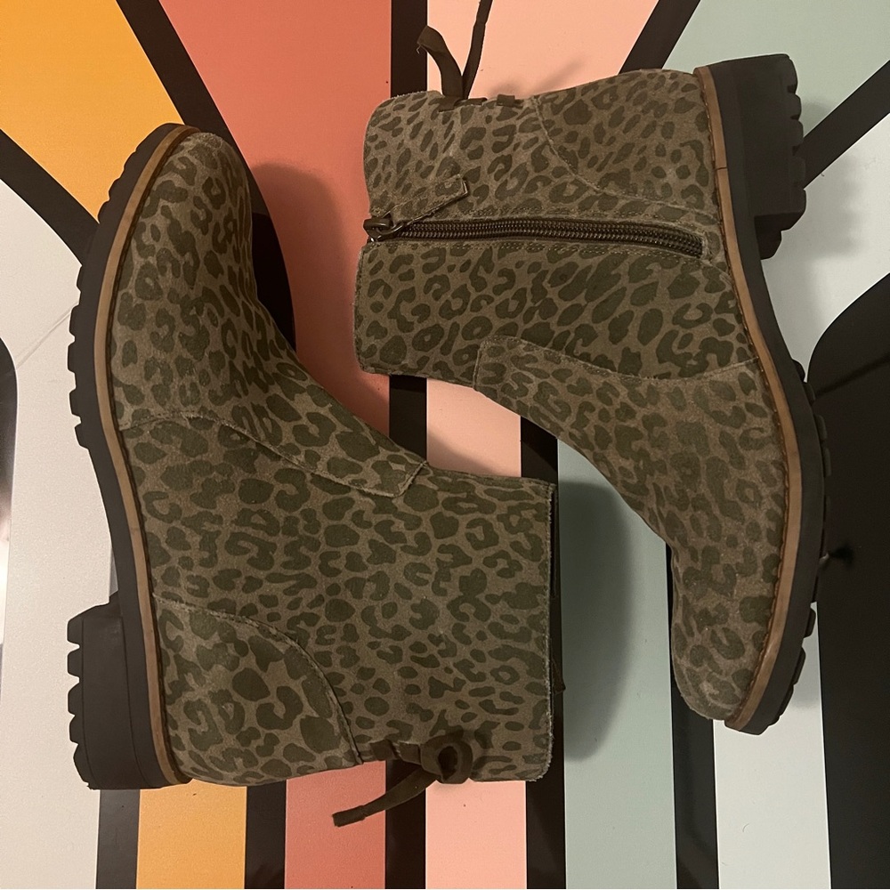 Violet & Red cheetah/leopard booties, Women’s boots, Green, Size 7